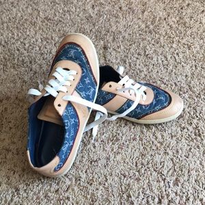 LV sneakers monogram 37.5